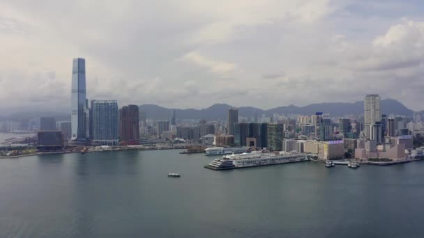 香港现代摩天大楼的Aerial View Drone Footage Modern Skyscrapers Hong Kong 香港的建筑物 维多利亚港 — 图库视频影像