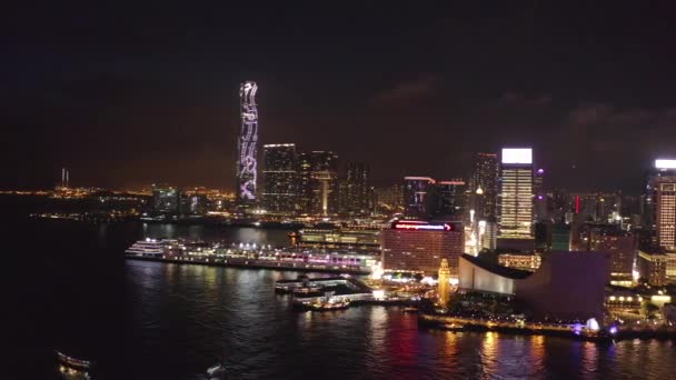 香港现代摩天大楼的Aerial View Drone Footage Modern Skyscrapers Hong Kong 香港的建筑物 维多利亚港夜间作业 — 图库视频影像