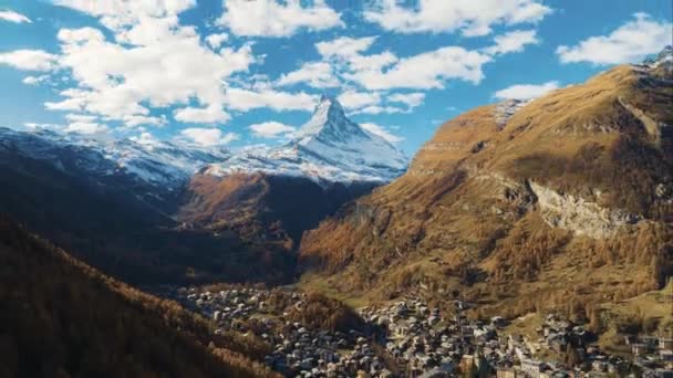 マッターホルンの美しい風景 スイスで最も人気のある旅行先で 秋のシーズンにツェルマットの村のハイパーラプスやドローンの時間経過空中ビュー 映画のカラーグレーディング — ストック動画