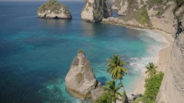 Nusa Penida Adası, Bali, Endonezya. 4K video doğa deniz dalgası Diamond plajı, güzel elmas plajı, Nusa Penida adası. Endonezya, Bali 'de popüler seyahat.