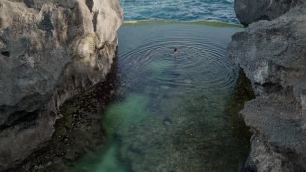 ヌサペニダ島 バリ島 インドネシア エンジェルのビラボンで泳ぐ観光客の4Kビデオ ヌサペニダ島のエンジェルのビラボン インドネシアのバリで人気の旅行先 — ストック動画
