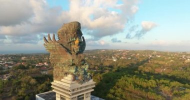 Hava aracı görüntüsü Vishnu 'nun Garuda Wisnu Kencana Kültür Parkı' ndaki 4k heykeli güneş doğarken. Bali 'nin En İkonik Simgesi Hindu Tanrısı Garuda Wisnu Kencana, Bali, Endonezya.