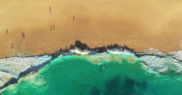 Vue Aérienne Vagues Brisent Sur Plage Sable Blanc Vagues Mer — Video