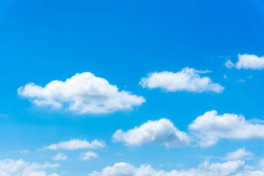 Mavi gökyüzünde güzel bir bulut. mavi gökyüzü ve beyaz bulut doğa arka planı.