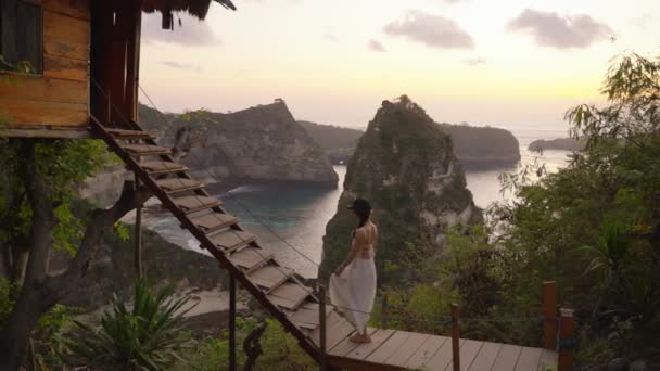Nusa Penida Bali Endonezya Video Kadın Beyaz Elbisesi Ağaç Evde — Stok video