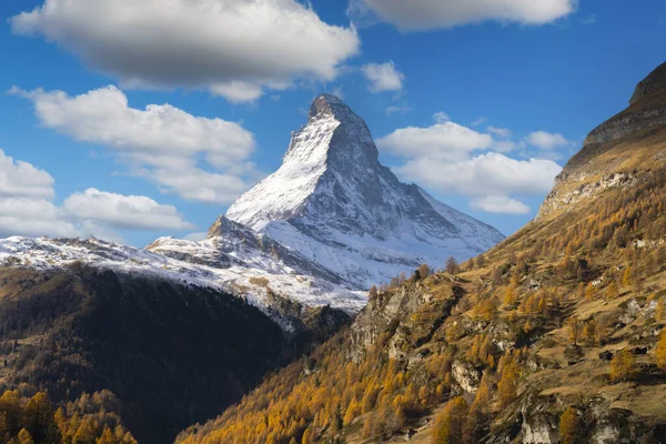 İsviçre 'nin Zermatt şehrinde sonbaharda Matterhorn' un güzel manzara manzarası.