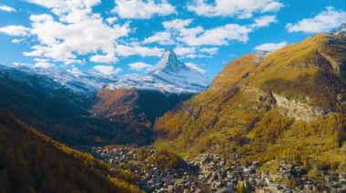 İsviçre 'nin en popüler seyahat beldesi olan Matterhorn' un güzel manzarasıyla sonbahar mevsiminde Zermatt köyünün aşırı hız ve insansız hava aracı görüntüsü.