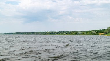 Nehir manzarası. Kıyıda bir sürü var. Nehir kenarında. Nehir ve gökyüzü