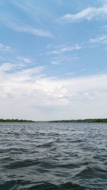 Nehir manzarası. Kıyıda bir sürü var. Nehir kenarında. Nehir ve gökyüzü