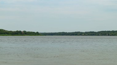 Nehir manzarası. Nehir. Nehir ve ormanın yakınında. Su akışı