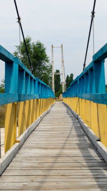 Asma köprü. Footbridge. Sarı-mavi köprü Ukrayna bayrağı renginde yaya köprüsü