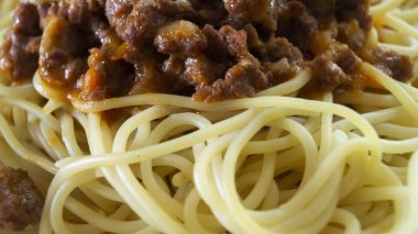 Soslu spagetti. Tabakta et soslu spagetti.