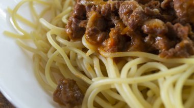 Soslu spagetti. Tabakta et soslu spagetti.