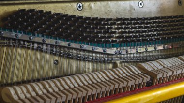 Piyano telleri. Piyano telleri ve tokmaklar. Piyano çekiçleri