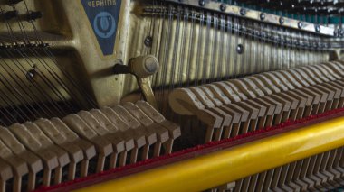 Piyano telleri. Piyano telleri ve tokmaklar. Piyano çekiçleri