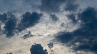 Kara bulutlar. Akşamları gri bulutlar. Gökyüzü gri bulutlar. Gün batımında kara bulutlar
