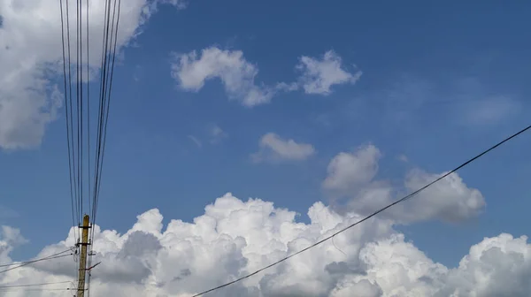 Белое Пушистое Облако Пушистые Облака Голубом Небе Крупный План Белого — стоковое фото