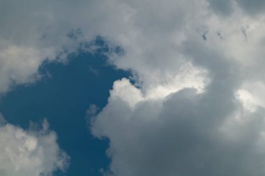 Beyaz bulutlu mavi gökyüzü. Mavi gökyüzü ve beyaz bulutlar. Güneşli bir günde beyaz bulutlar