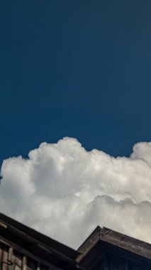 Mavi gökyüzünde bulutlar. Yağmur bulutları yakın çekim. Yumuşak yağmur bulutları yaklaşıyor. Yağmurdan önce bulutlar