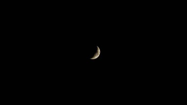 Gökyüzünde yarım ay. Gökyüzünde Ay 'a yakın çekim. Astronomik gözlemler