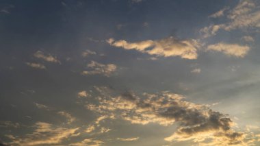 Gün batımında gökyüzü. Sarı bulutlar ve mavi gökyüzü