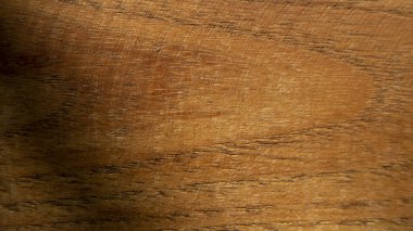 İşlenmiş ahşap kaplama dokusu. İşlenmiş ahşabın güneş ışığında yüzeyi. Ahşap doku arkaplanı