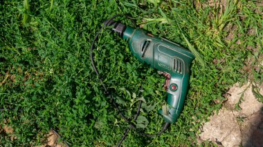 Matkap yerde uzanıyor. Tornavida yerde yatıyordu. İnşaat aletleri yerde. İnşaat araçları ve inşaat