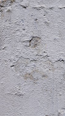 Eski binanın duvarının yüzeyi. Güneş ışığı altındaki bir binanın çökmekte olan yüzeyi. Arka plan eski bir evin duvarı.