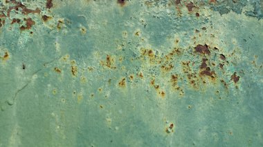 Eski yeşil boya ve pas. Kırık yeşil boya ve pas. Eski boyanmış demir yüzey. Arkaplanda paslı eski yeşil boya