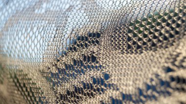 Güneş ışığında kumaş. Kumaşın makro fotoğrafı. Güneş ışığındaki iplikler. Kumaş, kumaş, dikiş, perde