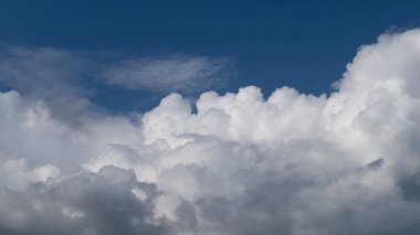 Gökyüzündeki mavi bulutlar. Beyaz kabarık bulutlar. Bulutlar yakın çekim
