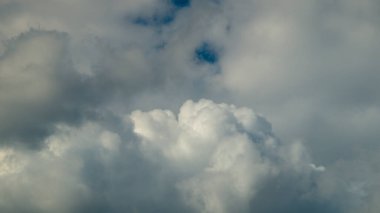 Gökyüzündeki mavi bulutlar. Beyaz kabarık bulutlar. Bulutlar yakın çekim