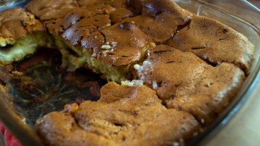 Cam formda turta. Fahişe. Elmalı Charlotte. Bardakta kek pişirme kabında