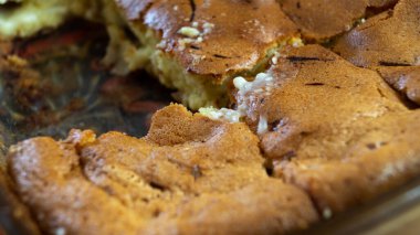 Cam formda turta. Fahişe. Elmalı Charlotte. Bardakta kek pişirme kabında