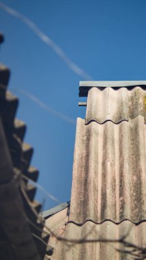 Eski çatı pembe. Eski çatı tahtadan yapılmıştır.