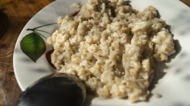 Beyaz bir tabak yulaf ezmesi