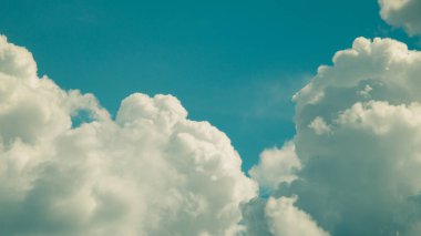 Beyaz kabarık bulutlar. Beyaz kabarık bulutlar ve mavi gökyüzü