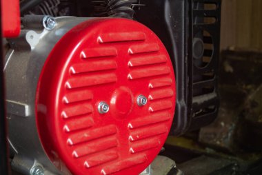 Benzin jeneratörünün egzozuna yakın çekim.