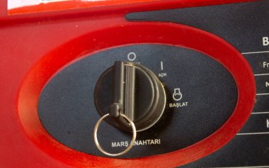 Benzin jeneratörü çalıştırıcı. Benzin jeneratörünün yakın plan ateşleme anahtarı.