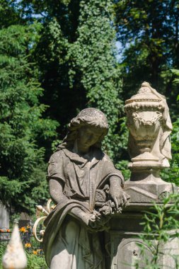 Bir kadının mermer heykeli. Mezarlıktaki mermer heykel.