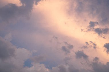 Gün batımında bulutlar. Gün batımında pembe ve sarı büyük bulutlar