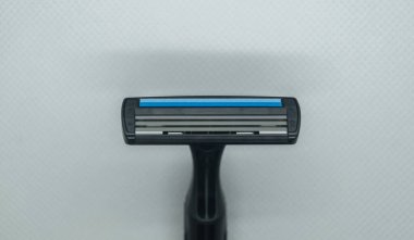 Üç bıçaklı bir jiletin yakın çekimi. Üç bıçaklı el traşı makinesi.