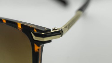 Göz kapağı eklentisi. Vida bardakları ve çerçeveyi birbirine bağlar.