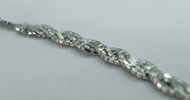 Beyaz arka planda metal bilezik.