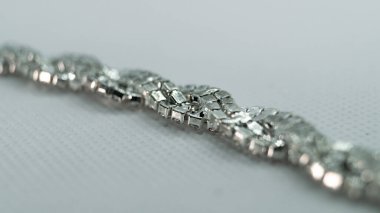 Beyaz arka planda metal bilezik.