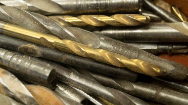 Yakın çekimde çeşitli eski matkaplar.