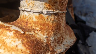 Eski paslı beyaz boya. Paslı beyaz desen, yakın plan.