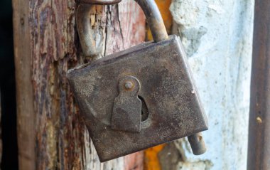 Eski demir asma kilit yakın planda. Eski demir kilit açıldı.