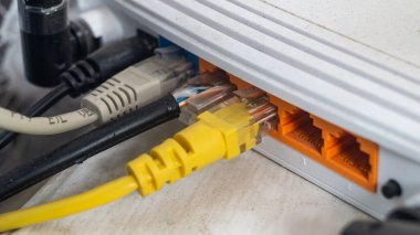 Farklı renklerdeki kablolar internet yönlendiricisine bağlıdır. İnternet kabloları Wi-Fi 'a bağlıdır