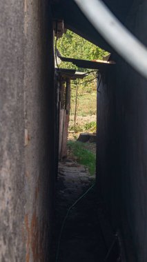 İki bina arasında dar bir geçit. İki duvar arasında dar bir yürüyüş.